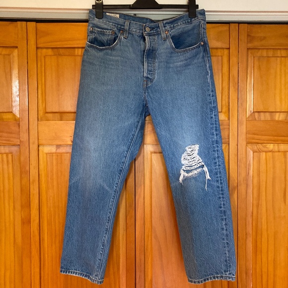 Levi's 501 Women's Jeans Distressed Knee W30 L26 100% Cotton Cropped Straight - Picture 1 of 16